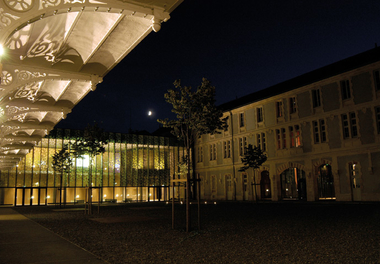 Musée Bernard d'Agesci, la cour intérieure de nuit